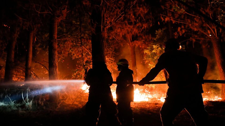 Santa Juana, Chile. Mehr als 5600 Einsatzkräfte der Feuerwehr bekämpfen die verheerenden Waldbrände in dem lateinamerikanischen Land. Unterstützung gab es aus Spanien, Mexiko und Kolumbien. Die können die Einsatzkräfte vor Ort gut gebrauchen, denn bleibende Hitze und Winde bestärken die Flammen weiterhin. Nach Behördenangaben lodern 311 Brandherde seit einer Woche. Zahlreiche Menschen starben.