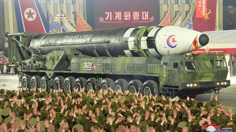 Nordkorea zeigt bei Militärparade offenbar neue Rakete