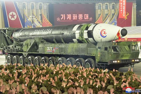 Nordkorea zeigt bei Militärparade offenbar neue Rakete