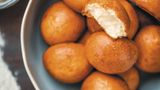 Pampushky, Hefebrötchen mit Pilzsauce  Zutaten:  Für die Pampushky:  · 25 g Trockenhefe · 1 EL Zucker · 500 g Weizenmehl · 125 ml Milch · 1 TL Salz · 1 Ei + 1 Eigelb · 3 EL Pflanzenöl · 125 ml Wasser  Für die Sauce:  · 2–3 EL Pflanzenöl · 1 Zwiebel · 400 g Champignons, in Scheiben geschnitten · 2 EL Crème fraîche · Salz, Pfeffer  2 Stunden, 4-6 Personen  Zubereitung:  1. Für den Teig die Hefe in warmen Wasser auflösen und den Zucker unterrühren. Die Hefe 15 Minuten an einem warmen Ort gehen lassen. Das Mehl über einer Schüssel sieben und mit der Milch, dem Salz, dem Ei, dem Öl, der Hefemischung und dem Wasser vermischen und zu einem weichen Teig verkneten. Eine Backschüssel mit Öl aus- pinseln, den Teig zu einer Kugel formen und hineingeben. Die Schüssel an einen warmen Ort stellen und dem Teig 40 Minuten Zeit gehen lassen.  2. Die Luft aus dem Teig schlagen und kleine Brötchen aus dem Teig formen. Ein Backblech mit Öl bepinseln und die Brötchen – mit Abstand zueinander – darauf setzen.  3. Die Brötchen erneut 20 Minuten gehen lassen und danach mit dem verquirlten Eigelb bepinseln. Die Brötchen im auf 180 °C vorgeheizten Backofen 20–25 Minuten backen, bis sie eine glänzende goldbraune Kruste bekommen.  4. Parallel die Pilzsauce zubereiten und dafür die Zwiebel fein würfeln und in etwas Öl in einer Pfanne 3–5 Minuten anbraten. Danach die Champignonscheiben dazugeben und so lange garen, bis sämtliche Flüssigkeit verdampft ist. Die Crème fraîche einrühren, die Sauce 3 Minuten köcheln und mit Salz und Pfeffer abschmecken. Die Brötchen mit der Sauce servieren.