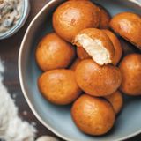 Pampushky, Hefebrötchen mit Pilzsauce  Zutaten:  Für die Pampushky:  · 25 g Trockenhefe · 1 EL Zucker · 500 g Weizenmehl · 125 ml Milch · 1 TL Salz · 1 Ei + 1 Eigelb · 3 EL Pflanzenöl · 125 ml Wasser  Für die Sauce:  · 2–3 EL Pflanzenöl · 1 Zwiebel · 400 g Champignons, in Scheiben geschnitten · 2 EL Crème fraîche · Salz, Pfeffer  2 Stunden, 4-6 Personen  Zubereitung:  1. Für den Teig die Hefe in warmen Wasser auflösen und den Zucker unterrühren. Die Hefe 15 Minuten an einem warmen Ort gehen lassen. Das Mehl über einer Schüssel sieben und mit der Milch, dem Salz, dem Ei, dem Öl, der Hefemischung und dem Wasser vermischen und zu einem weichen Teig verkneten. Eine Backschüssel mit Öl aus- pinseln, den Teig zu einer Kugel formen und hineingeben. Die Schüssel an einen warmen Ort stellen und dem Teig 40 Minuten Zeit gehen lassen.  2. Die Luft aus dem Teig schlagen und kleine Brötchen aus dem Teig formen. Ein Backblech mit Öl bepinseln und die Brötchen – mit Abstand zueinander – darauf setzen.  3. Die Brötchen erneut 20 Minuten gehen lassen und danach mit dem verquirlten Eigelb bepinseln. Die Brötchen im auf 180 °C vorgeheizten Backofen 20–25 Minuten backen, bis sie eine glänzende goldbraune Kruste bekommen.  4. Parallel die Pilzsauce zubereiten und dafür die Zwiebel fein würfeln und in etwas Öl in einer Pfanne 3–5 Minuten anbraten. Danach die Champignonscheiben dazugeben und so lange garen, bis sämtliche Flüssigkeit verdampft ist. Die Crème fraîche einrühren, die Sauce 3 Minuten köcheln und mit Salz und Pfeffer abschmecken. Die Brötchen mit der Sauce servieren.