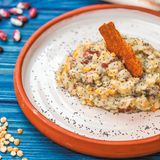 Tovchanka, Kartoffel-Bohnen-Mus  Zutaten:  · 120 g getrocknete Erbsenkerne · 120 g getrocknete Bohnenkerne · 5–6 mehligkochende Kartoffeln · 3 EL Mohnsamen · 50 g Butter · Salz und Pfeffer nach Geschmack  60 Minuten, 6 Personen  Zubereitung:  1. Die Erbsen und Bohnen über Nacht einweichen, damit sie schneller garen.  2. Kartoffeln, Bohnen und Erbsen in separaten Töpfen gar kochen.  3. Die fertig gegarten Kartoffeln, Bohnen und Erbsen zusammen mit einem Kartoffelstampfer zerdrücken.  4. Mit Salz und Pfeffer abschmecken. Die Mohnsamen in kochendem Wasser einweichen und mit der Butter unter die Kartoffel-Bohnen-Mischung rühren. Die Konsistenz kann mit dem Kochwasser der Kartoffeln korrigiert werden.