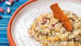 Tovchanka, Kartoffel-Bohnen-Mus  Zutaten:  · 120 g getrocknete Erbsenkerne · 120 g getrocknete Bohnenkerne · 5–6 mehligkochende Kartoffeln · 3 EL Mohnsamen · 50 g Butter · Salz und Pfeffer nach Geschmack  60 Minuten, 6 Personen  Zubereitung:  1. Die Erbsen und Bohnen über Nacht einweichen, damit sie schneller garen.  2. Kartoffeln, Bohnen und Erbsen in separaten Töpfen gar kochen.  3. Die fertig gegarten Kartoffeln, Bohnen und Erbsen zusammen mit einem Kartoffelstampfer zerdrücken.  4. Mit Salz und Pfeffer abschmecken. Die Mohnsamen in kochendem Wasser einweichen und mit der Butter unter die Kartoffel-Bohnen-Mischung rühren. Die Konsistenz kann mit dem Kochwasser der Kartoffeln korrigiert werden.