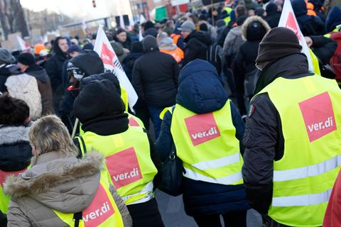 Streikende mit gelben Westen der Gewerkschaft verdi