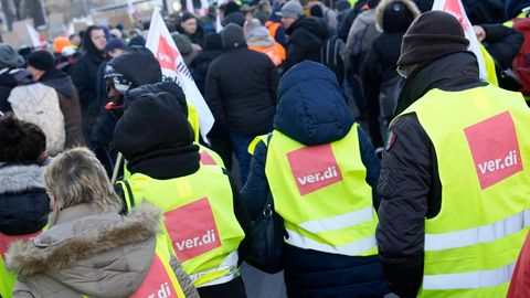 Streikende mit gelben Westen der Gewerkschaft verdi