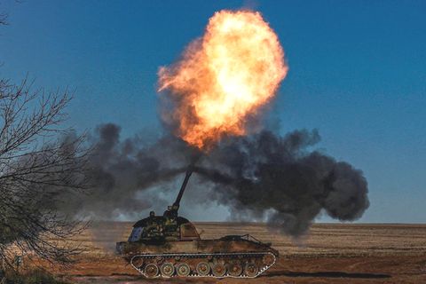 Eine Panzerhaubitze 2000 feuert Anfang Januar auf russische Stellungen nahe Soledar, Ukraine – die Zielkoordinaten ermitteln die Verteidiger oftmals mit Drohnen.