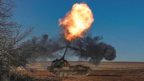Eine Panzerhaubitze 2000 feuert Anfang Januar auf russische Stellungen nahe Soledar, Ukraine – die Zielkoordinaten ermitteln die Verteidiger oftmals mit Drohnen.