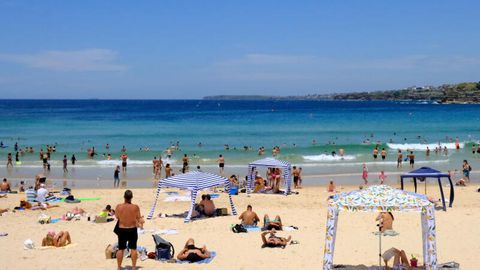 Strandbesucher halten sich bei sonnigem Wetter am Bondi Beach in Sydney auf