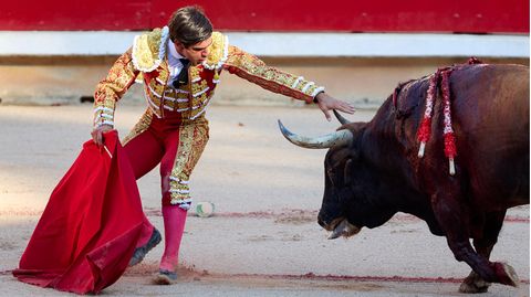 Ein Stierkämpfer mit einem Stier in einer Kampfarena in Pamplona, Spanien