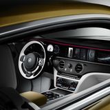Rolls-Royce setzt bei seinem ersten Elektroauto augenscheinlich auf ein noch relativ klassisches Cockpit mit vergleichsweise vielen Bedienknöpfen und kleinen Displays
