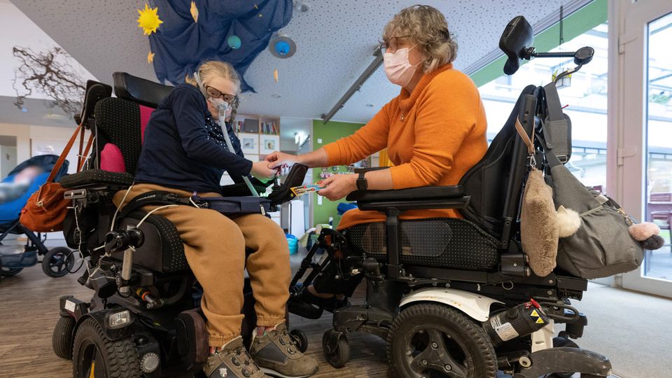 Kinderhospiz Trauerbegleitung Sterbebegleitung Jeanette Ott mit ihrer Tochter Catherine. Beide sitzen im Rollstuhl.