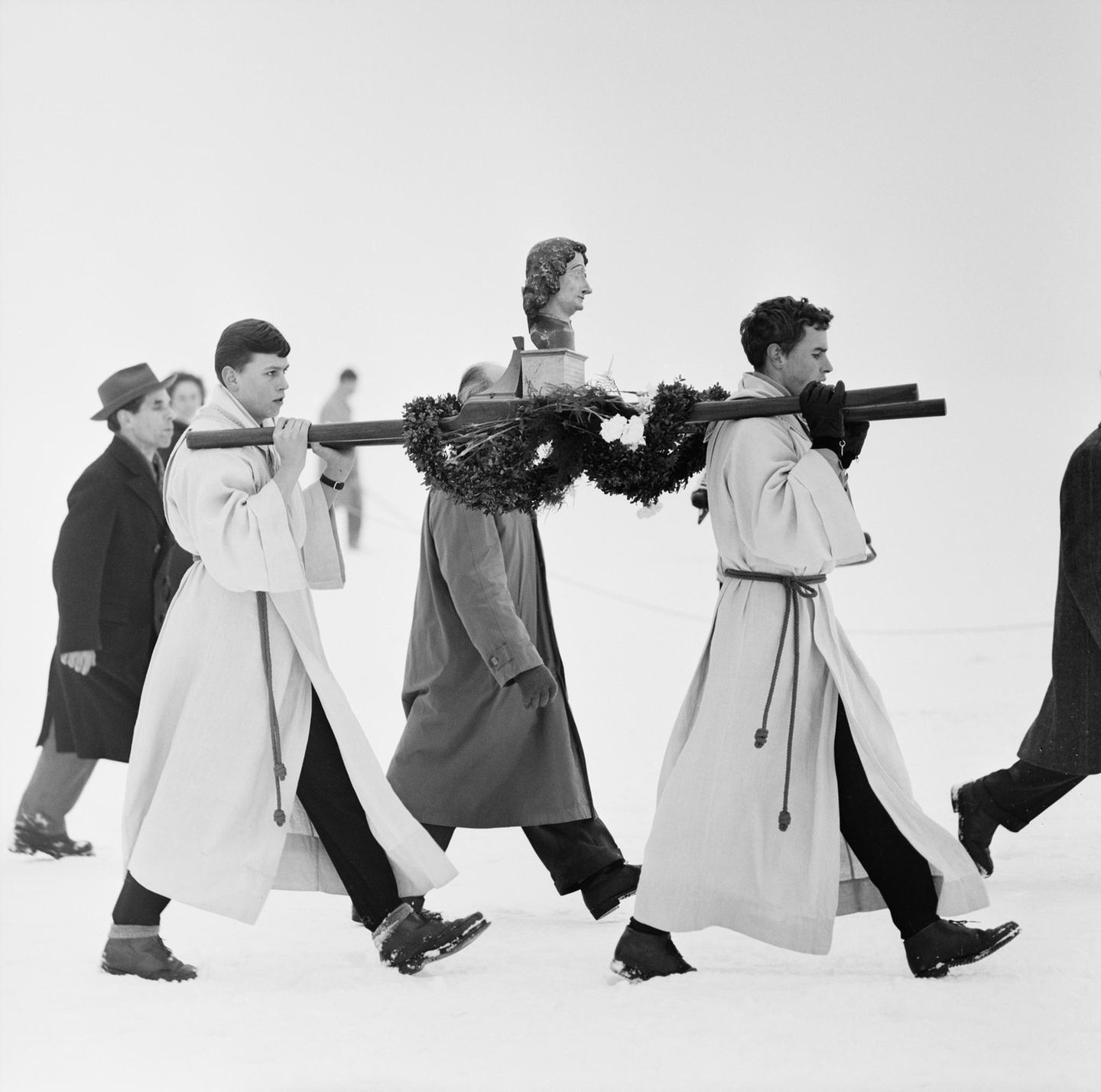 Zwei Männer tragen die Büste des Heiligen Johannes 1963 in einer feierlichen Eisprozession über den zugefrorenen Bodensee