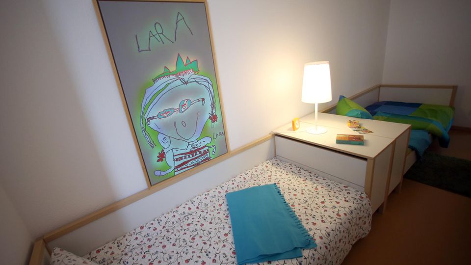 Kinderhospiz Wiesbaden Kinderzimmer einer Elternwohnung des Kinderhospizes "Bärenherz" mit dem selbstgemalten Bild einer Patientin