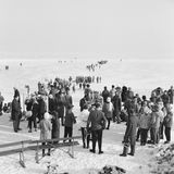 Ein Schülerfest der Rorschacher Kinder auf dem zugefrorenen Bodensee während der Seegfrörne, aufgenommen am 28. Februar 1963