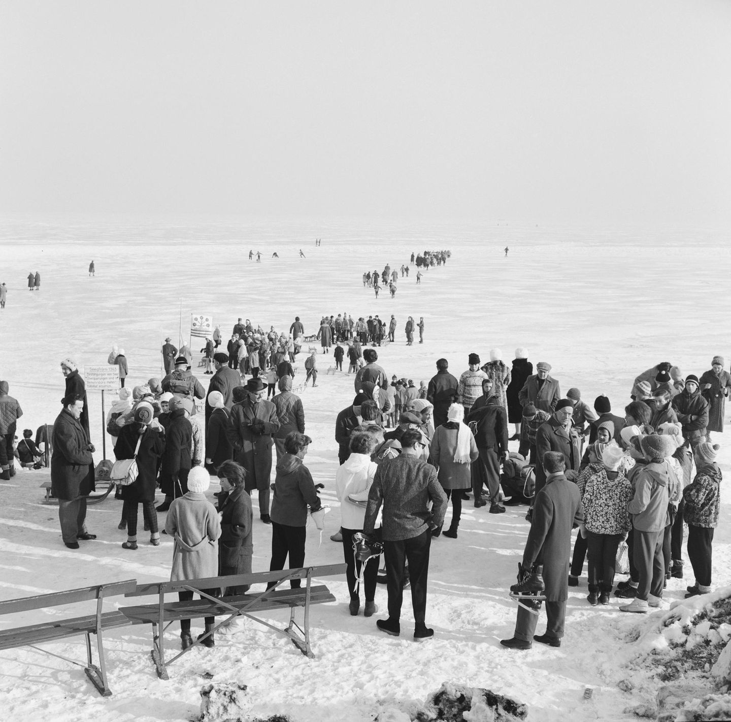 Ein Schülerfest der Rorschacher Kinder auf dem zugefrorenen Bodensee während der Seegfrörne, aufgenommen am 28. Februar 1963