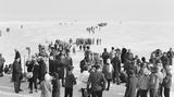 Ein Schülerfest der Rorschacher Kinder auf dem zugefrorenen Bodensee während der Seegfrörne, aufgenommen am 28. Februar 1963