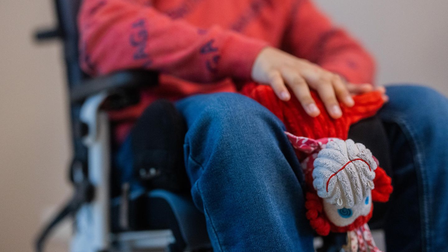 Ein Junge im Rollstuhl sitzt im Raum der Stille im Kinder- und Jugendhospiz Regenbogenland in Düsseldorf