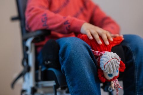Ein Junge im Rollstuhl sitzt im Raum der Stille im Kinder- und Jugendhospiz Regenbogenland in Düsseldorf