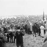 Eine große Menschengruppe, die an der feierlichen Eisprozession am Bodensee 1963 teilnimmt