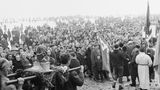 Eine große Menschengruppe, die an der feierlichen Eisprozession am Bodensee 1963 teilnimmt