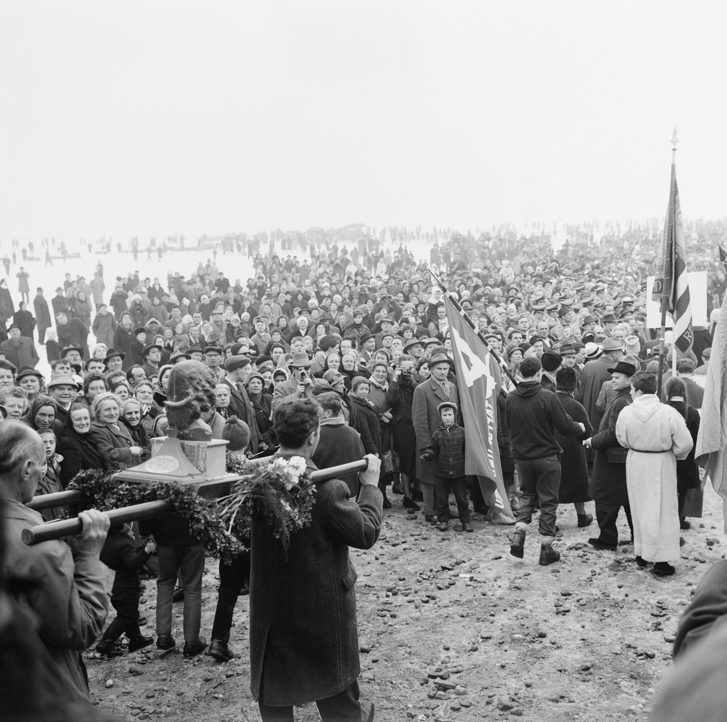Eine große Menschengruppe, die an der feierlichen Eisprozession am Bodensee 1963 teilnimmt
