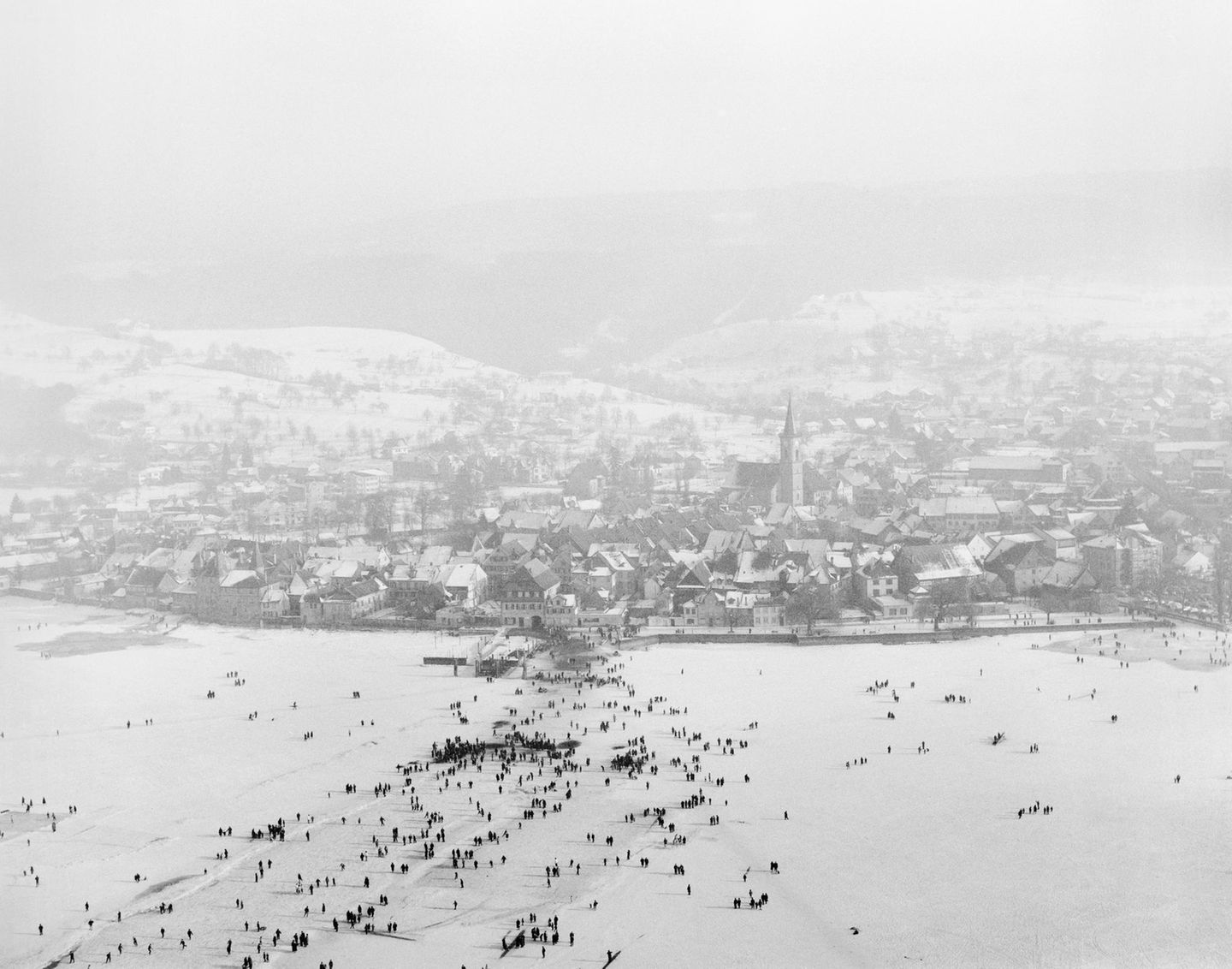 Eine Luftaufnahme des zugefrorenen Bodensees bei Steckborn waehrend der Seegfroerni, aufgenommen am 10. Februar 1963