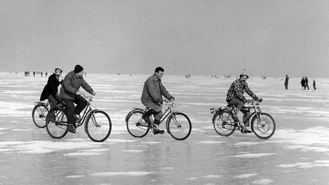 Radfahrer und Fußgänger bewegen sich auf dem zugefrorenen Bodensee, aufgenommen 1963 im Jahr der Seegfrörne