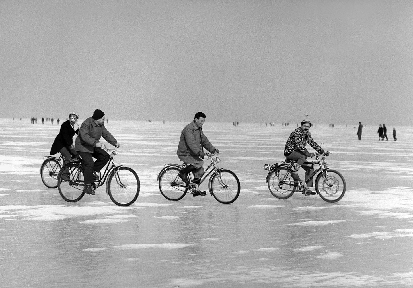 Radfahrer und Fußgänger bewegen sich auf dem zugefrorenen Bodensee, aufgenommen 1963 im Jahr der Seegfrörne