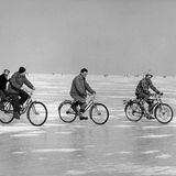 Radfahrer und Fußgänger bewegen sich auf dem zugefrorenen Bodensee, aufgenommen 1963 im Jahr der Seegfrörne