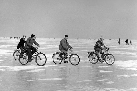 Radfahrer und Fußgänger bewegen sich auf dem zugefrorenen Bodensee, aufgenommen 1963 im Jahr der Seegfrörne