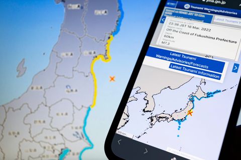 Die Website der Japanischen Meteorologischen Agentur wird auf einem Smartphone und einem Bildschirm angezeigt