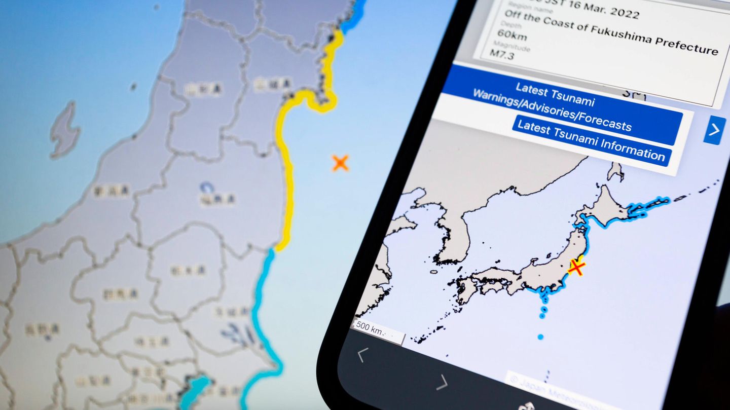 Die Website der Japanischen Meteorologischen Agentur wird auf einem Smartphone und einem Bildschirm angezeigt