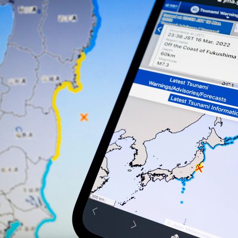 Die Website der Japanischen Meteorologischen Agentur wird auf einem Smartphone und einem Bildschirm angezeigt Die Website der Japanischen Meteorologischen Agentur wird auf einem Smartphone und einem Bildschirm angezeigt