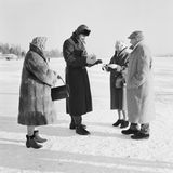 Identitätskontrollen durch deutsche Zoellner auf dem zugefrorenen Untersee bei Reichenau 1963