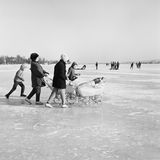 Mütter mit ihren Kindern und Kinderwagen auf dem zugefrorenen Untersee bei Reichenau