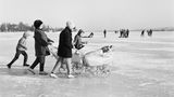 Mütter mit ihren Kindern und Kinderwagen auf dem zugefrorenen Untersee bei Reichenau