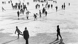 Menschen auf Schlittschuhen auf dem zugefrorenen Untersee bei Reichenau während der Seegfrörne des Bodensees 1963
