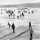 Menschen auf Schlittschuhen auf dem zugefrorenen Untersee bei Reichenau während der Seegfrörne des Bodensees 1963