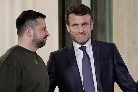 Von links: Wolodymyr Selenskyj, Präsident der Ukraine, Emmanuel Macron, Präsident von Frankreich und Bundeskanzler Olaf Scholz 