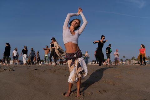 Frau tanzt am Strand