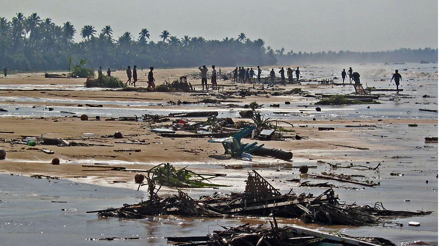 Menschen suchen am Strand bei Hakkeduwa auf Sri Lanka nach Opfern des Tsunamis