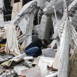 Ein Mann sitzt in den Trümmern des Erdbebens von Sichuan 2008