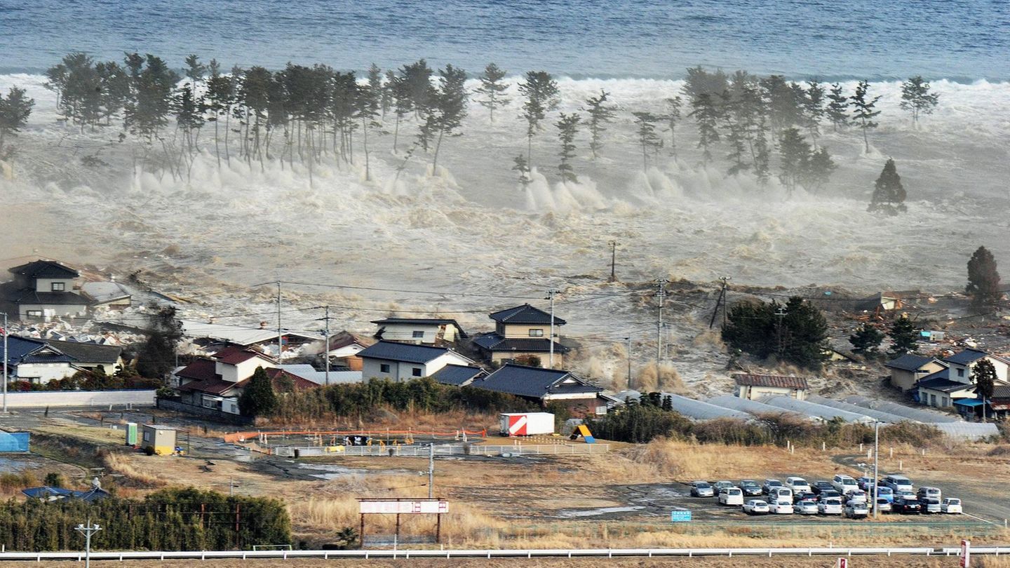 Ein Tsunami trifft die japanische Küste im Jahr 2011 Ein Tsunami trifft die japanische Küste im Jahr 2011
