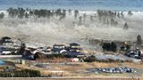 Ein Tsunami trifft die japanische Küste im Jahr 2011