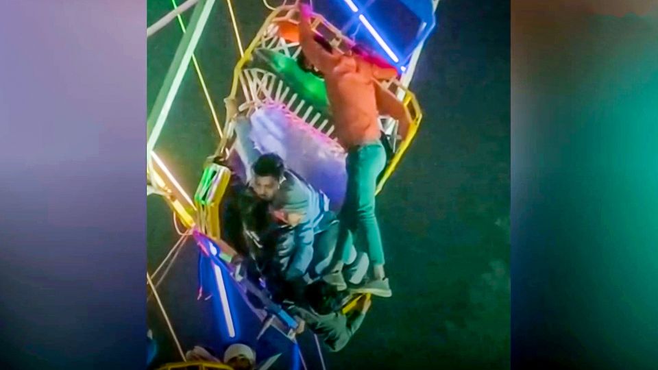 Horror-Moment auf Riesenrad – Video zeigt wie Kabine auseinander bricht Horror-Moment auf Riesenrad – Video zeigt wie Kabine auseinander bricht