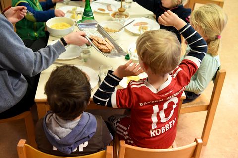 "Wir haben Hunger!": Kinder warten in der Kita Aukrug in Schleswig-Holstein auf das Essen