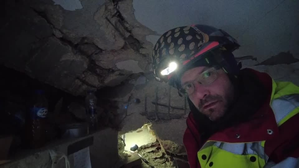Erdbebengebiet: Sie liegt seit 80 Stunden unter Trümmern: Rettungskräfte kämpfen um das Leben einer 40-jährigen