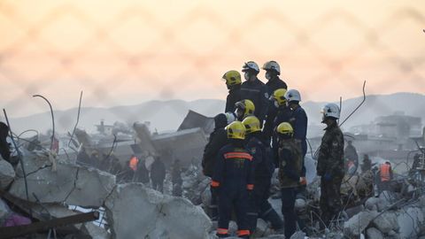 Helfer im Zentrum von Antakya suchen nach den verheerenden Beben in den Trümmern nach Menschen