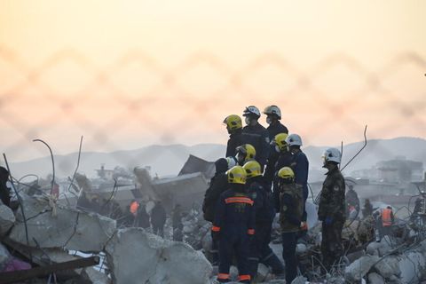 Helfer im Zentrum von Antakya suchen nach den verheerenden Beben in den Trümmern nach Menschen