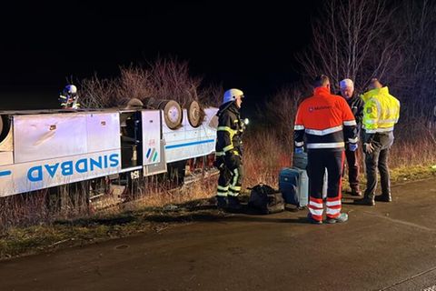 Ein Bus eines Reiseunternehmens aus Polen liegt nach einem Unfall auf der A2 bei Bornstedt auf dem Dach